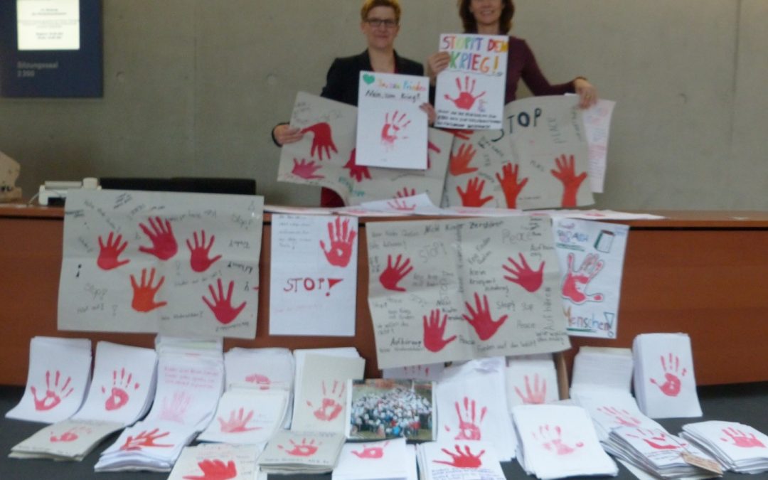 „Red Hands“ aus der Stadt Trier an Kinderkommission im Bundestag übergeben